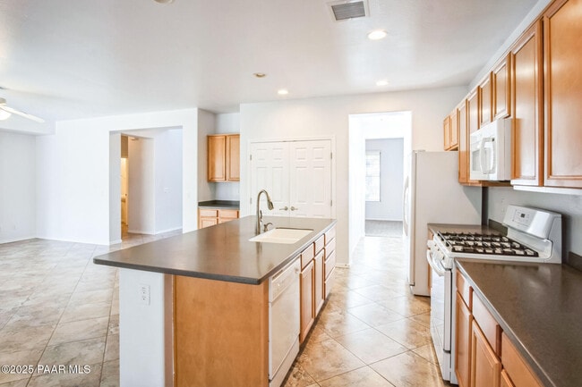 Building Photo - 7239 Barefoot Ln