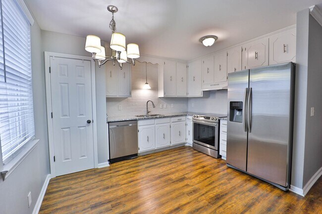 Foto del edificio - Great Townhome Convenient Location