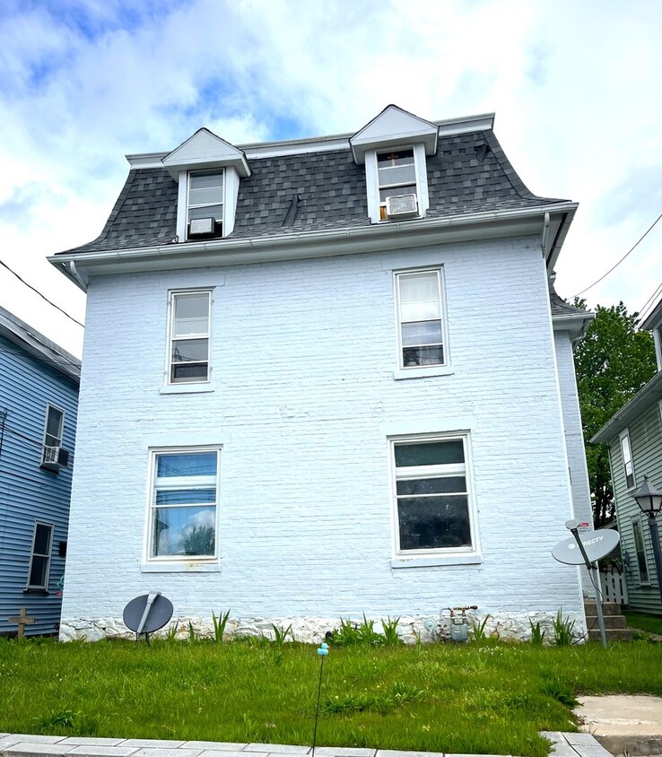 Primary Photo - Updated 1 Bed / 1 Bath Second-Floor Apartm...