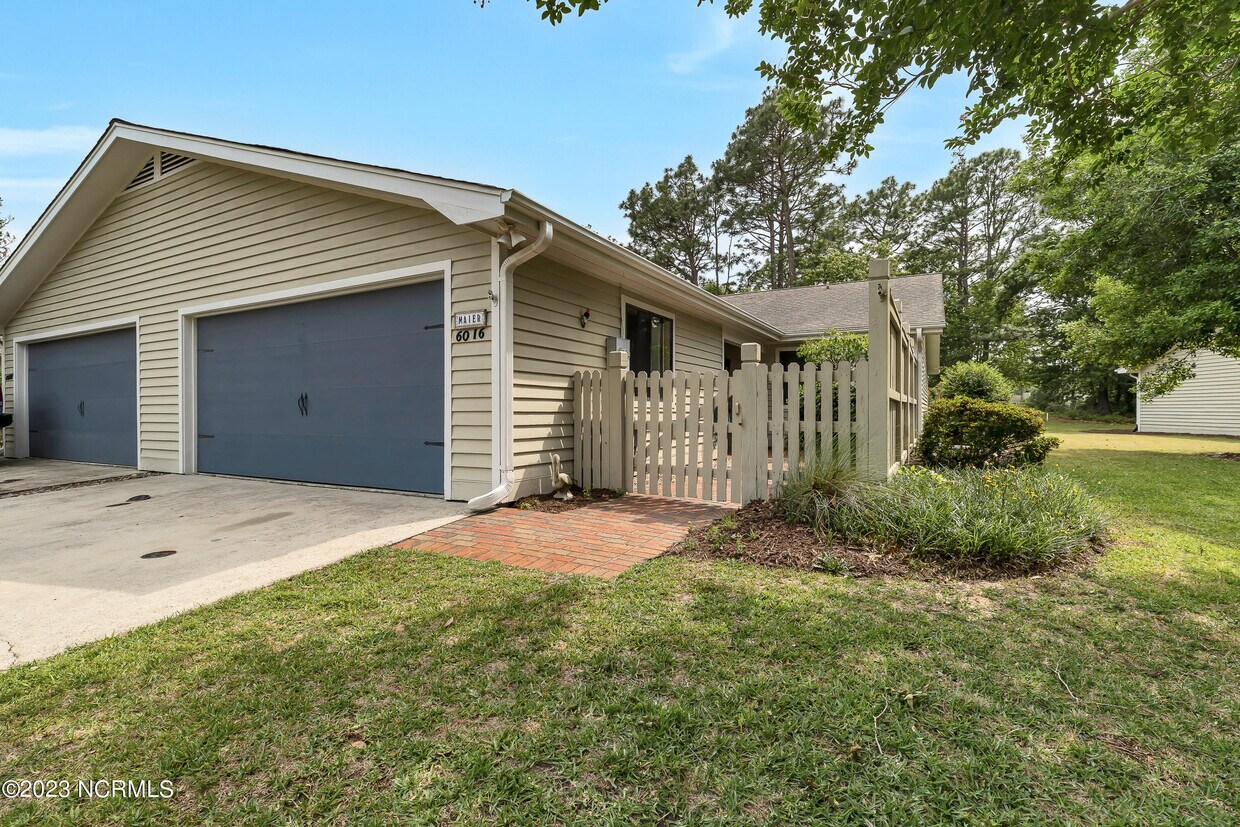 Primary Photo - 6016 Inland Greens Dr