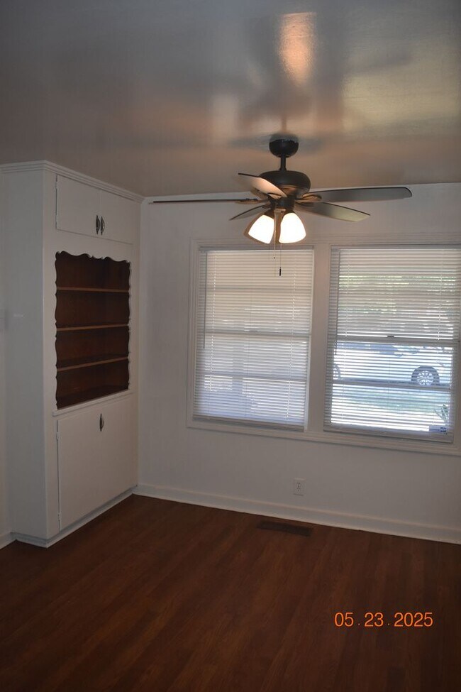 Foto del edificio - Charming Three Bedroom Home with New Carpe...