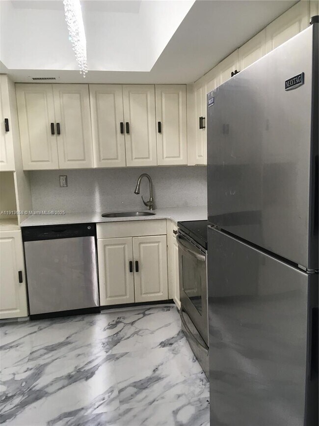 Building Photo - 5838 Collins Ave