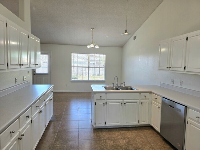 Foto del edificio - Spacious 4-Bedroom Home - Spencer Landing