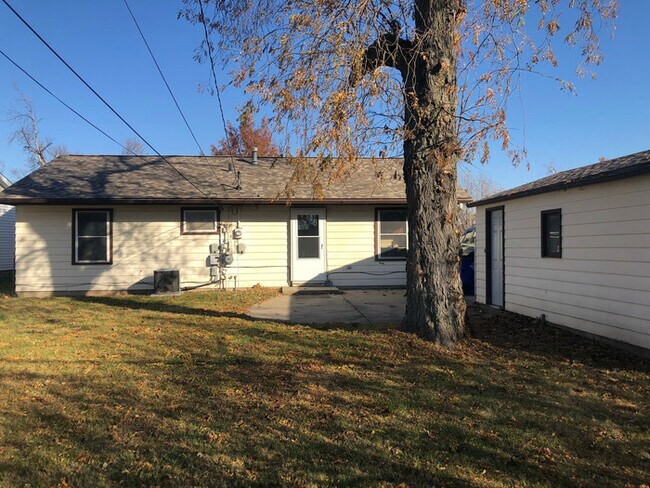 Building Photo - Affordable 3/1 with detached garage on qui...