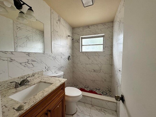 Building Photo - 867 Caroline Cir