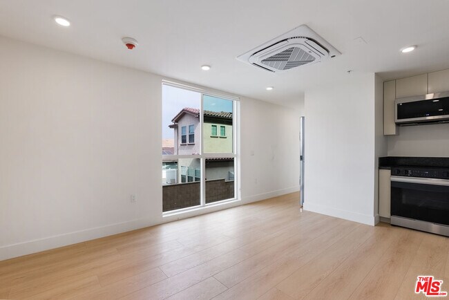 Foto del edificio - 8561 Belmont St