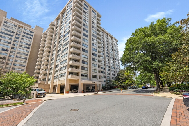 Foto del edificio - 5500 Friendship Blvd