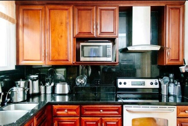 Building Photo - 3 bedroom in San Francisco CA 94116