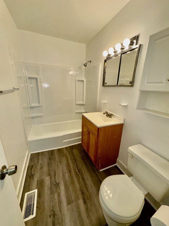 Foto del edificio - Azalea Gardens Apartments