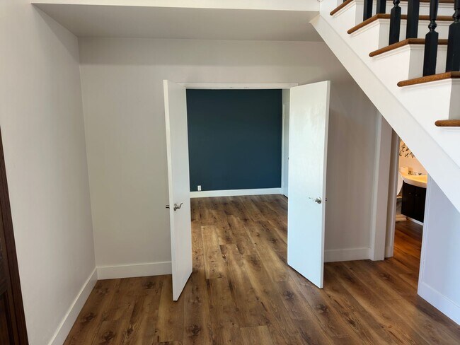 Building Photo - Captivating Colonial-Style 2-story 5 bedro...