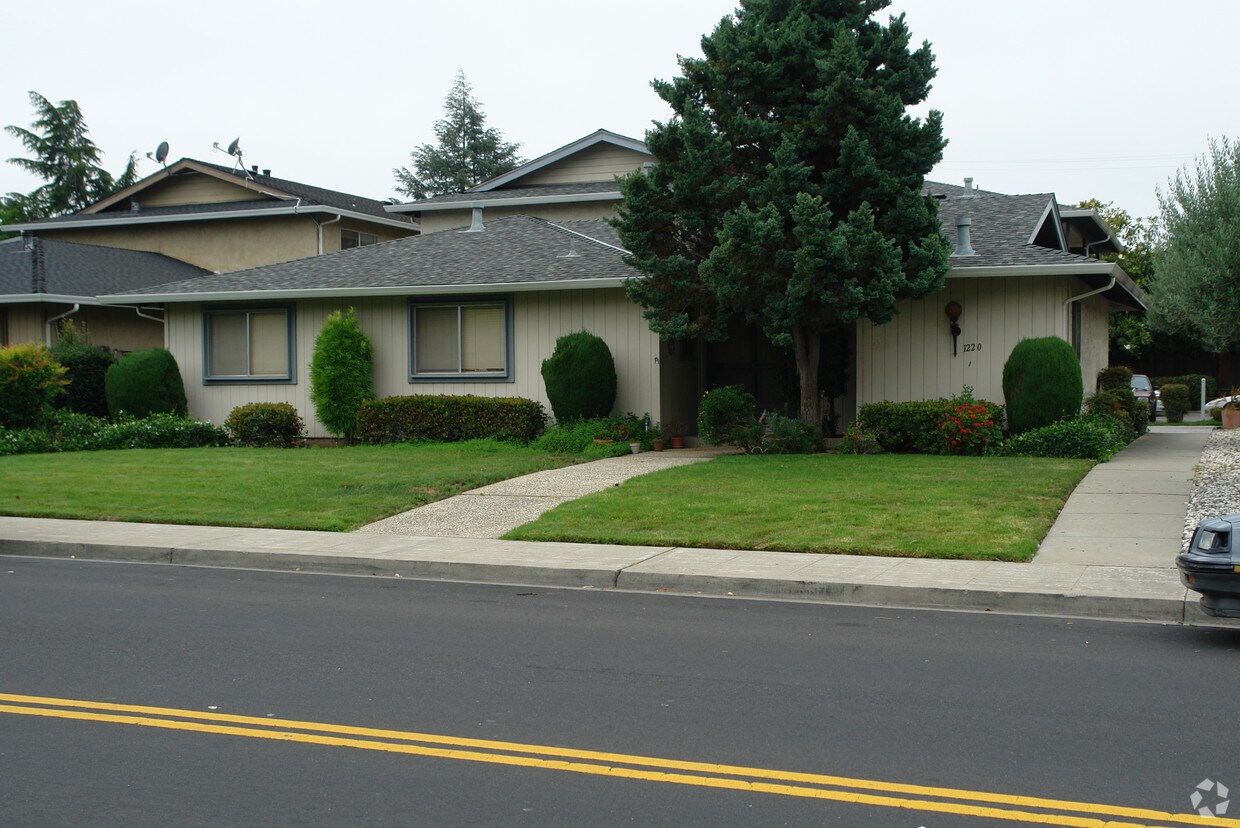 Building Photo - 1220 Halford Ave