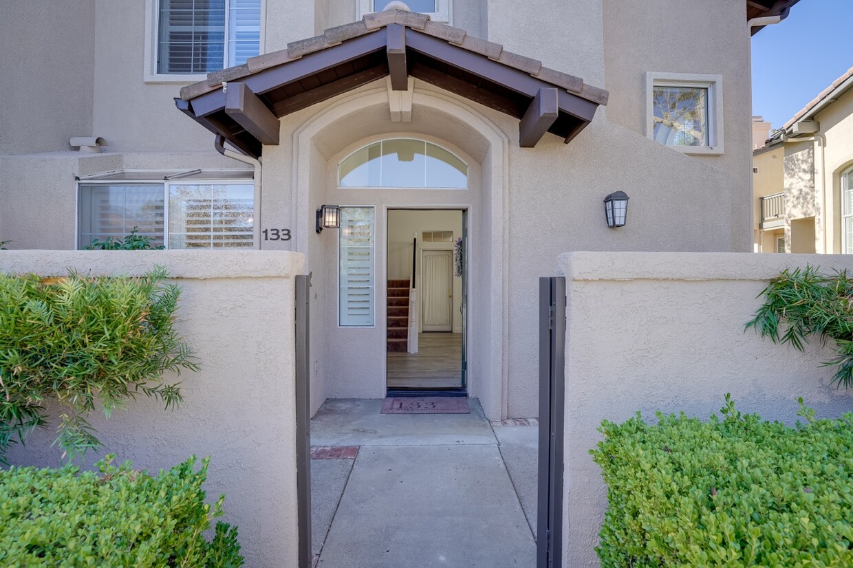 Front Entrance - 133 Tierra Montanosa