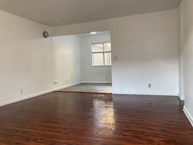 Building Photo - 1518 Moorpark Ave