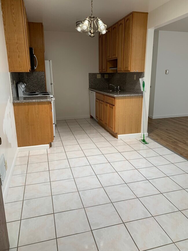 Kitchen and eating area - 1451 Broadway