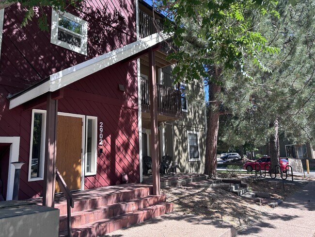 Building Photo - Lease pending. Updated 2 Bed, 2 Bath Large...