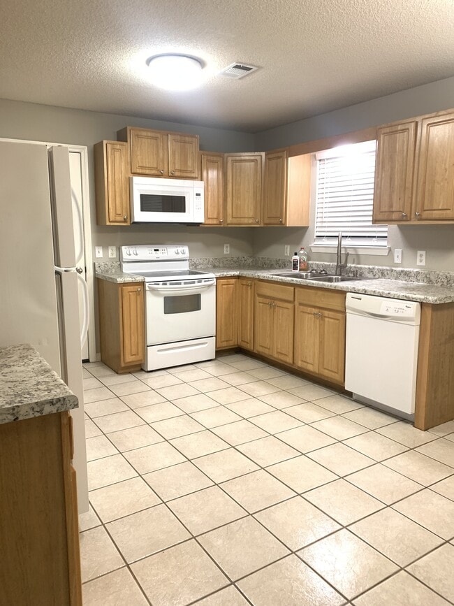 Building Photo - 5957 Savannah Dr