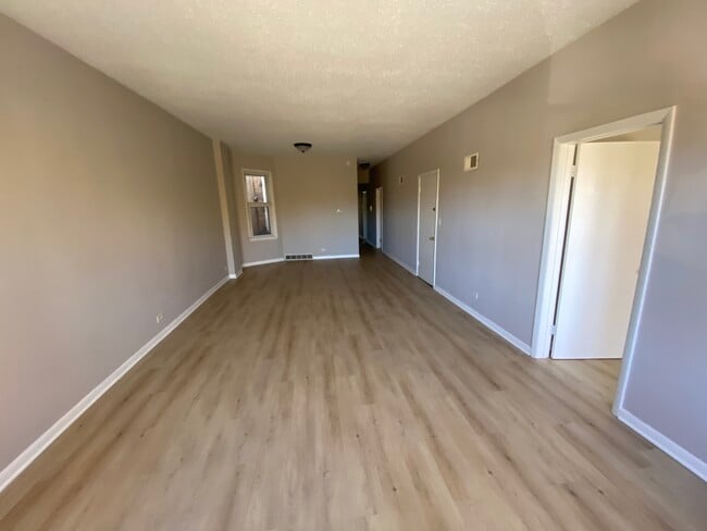 Building Photo - 4530 N Lincoln Ave