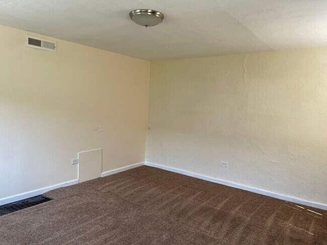 Building Photo - Carriage house: large two-story 1bed/1bath