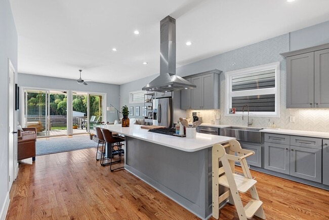 Building Photo - Stylish Living Near Lenovo Center – 3BR Ge...