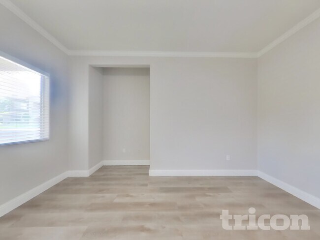 Foto del edificio - 10001 Woodcreek Oaks Blvd