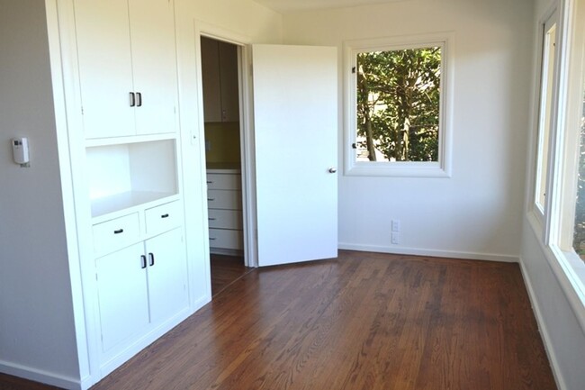 Building Photo - Sausalito Home with Big Views and Vintage ...