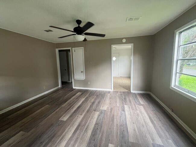 Foto del edificio - 2 Bedroom Plus bonus room 1 bath Home in Jacksonville
