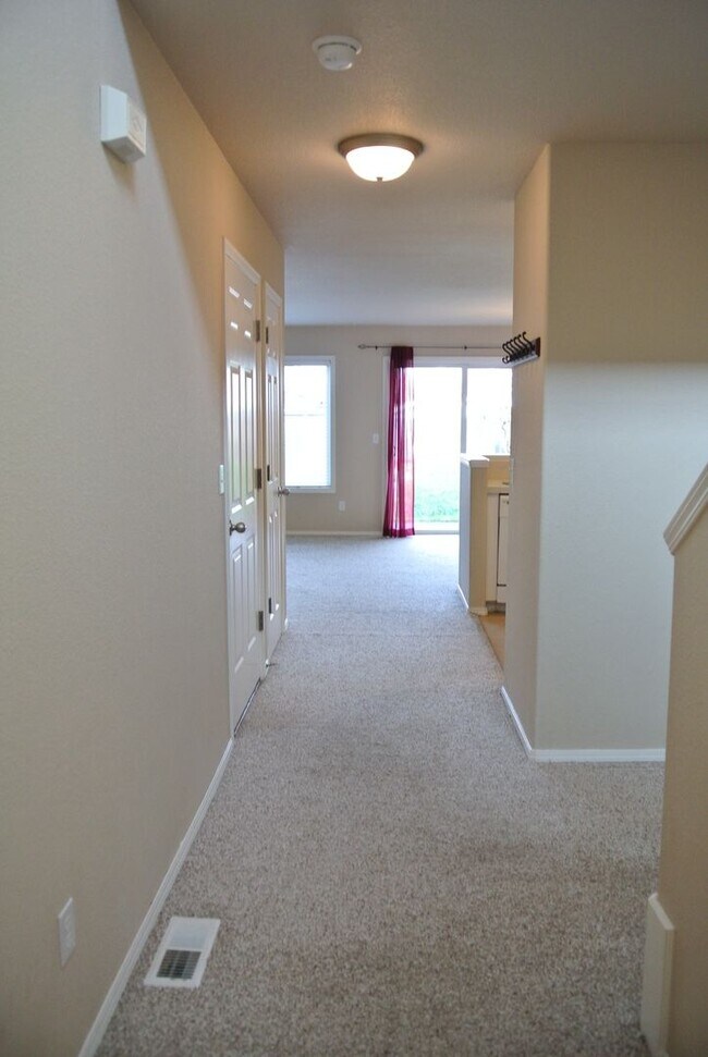 Building Photo - Spacious 3 bedroom 2.5 bath home in SE Cor...