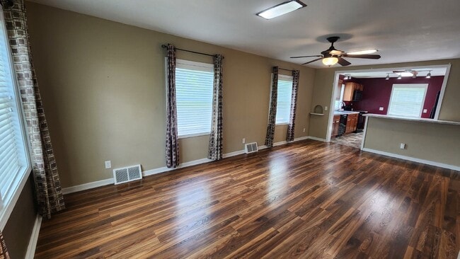 Building Photo - 3 Bedroom, 2 Bathroom House - Available May 1st with early move-in possible!
