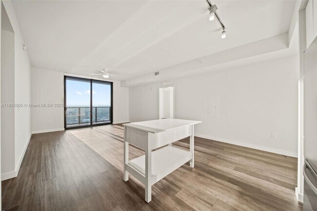 Foto del edificio - 555 NE 8th St