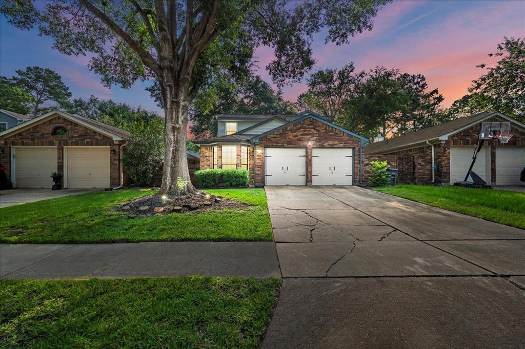 Foto principal - 7752 High Village Dr