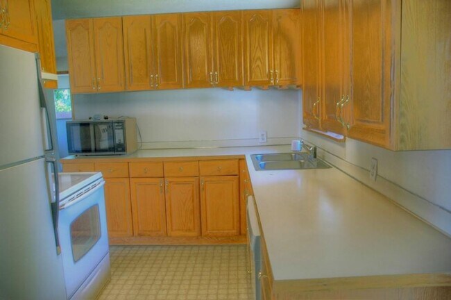 Foto del edificio - Spacious Renton Rambler w/ a HUGE Backyard!