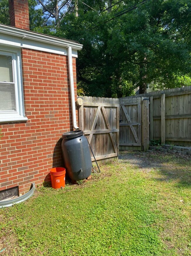 Building Photo - 3 BR / 1.5 BA Lovely Super Clean Three Bed...