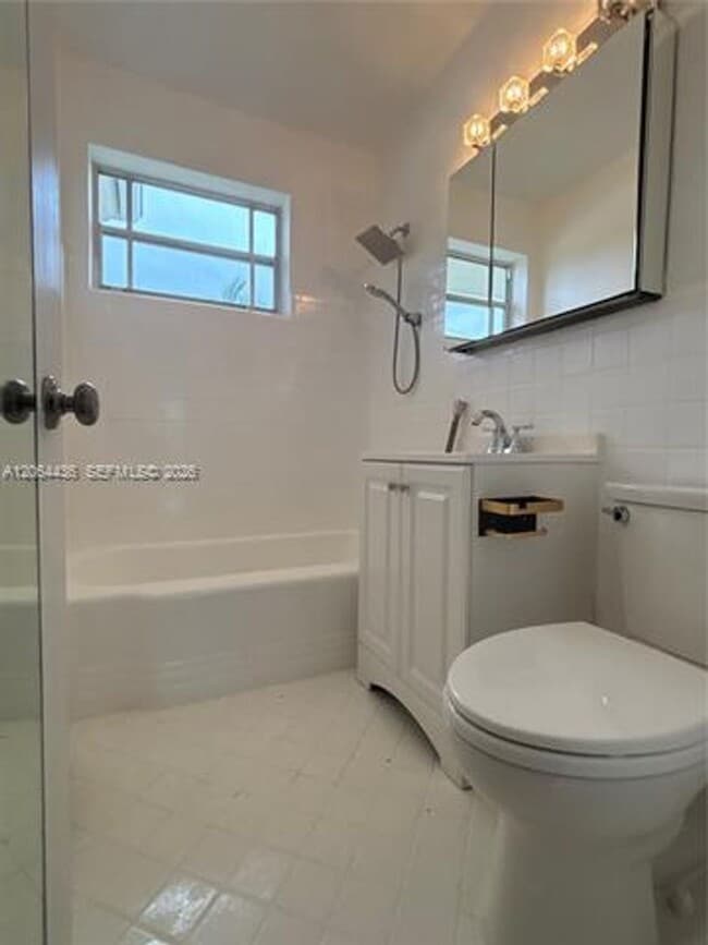 Photo - 800 W 42nd St cu-1B Apartment