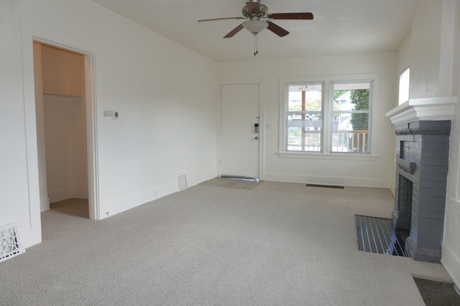 Building Photo - 3 Bedroom, 2 Bathroom Ballard Home with Ne...