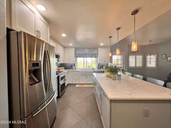 Building Photo - 7600 N Sonoma Way