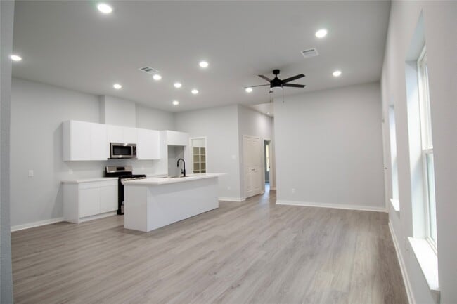 Building Photo - 2830 Mansfield St