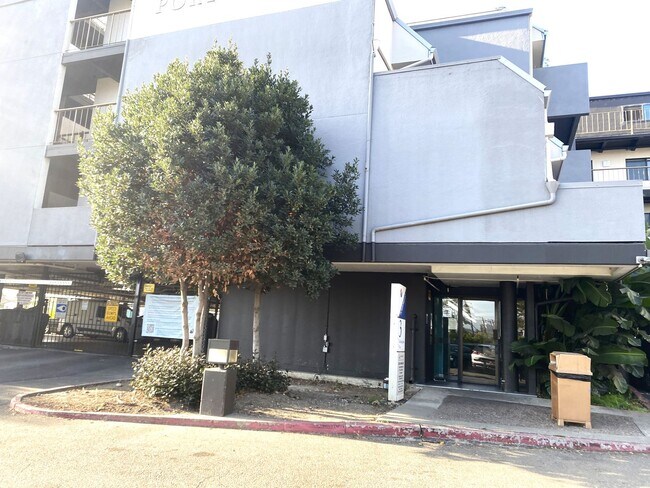 Building Photo - Nice Clean 1 bedroom & 1 bath Condo