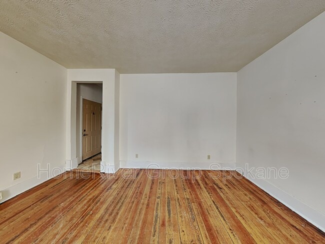 Building Photo - 911 S Sherman St