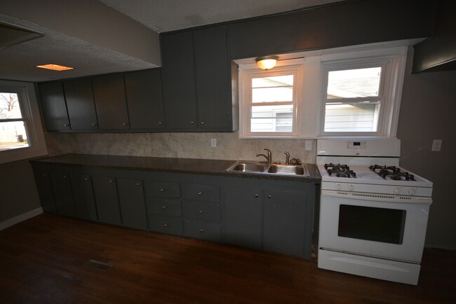 Building Photo - Rent This Spacious 3 Bedroom 1 Bath