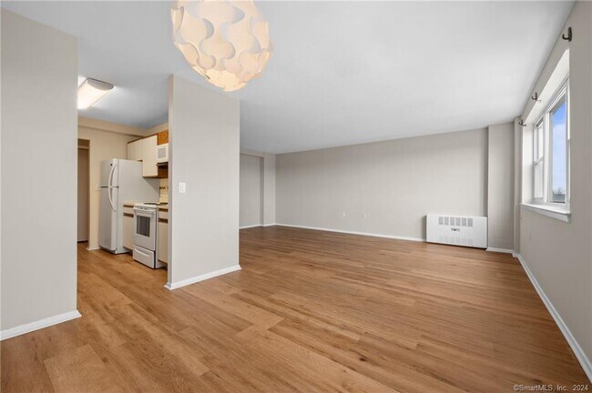 Building Photo - 887 Farmington Ave