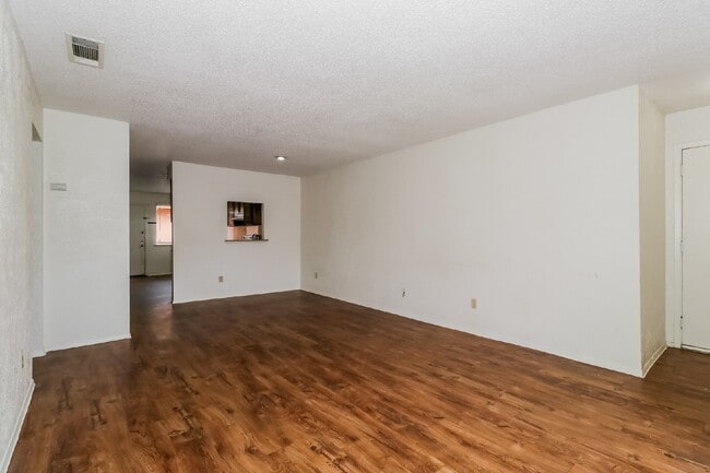 Foto del edificio - 323 W William Cannon Dr