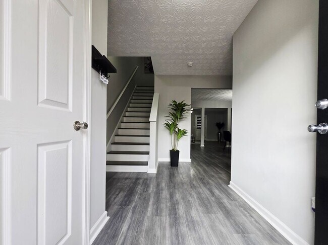 Building Photo - 2430 Piering Dr
