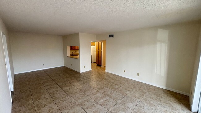 Building Photo - Gated 2nd Floor 2 Bed, 2 Bath Condo in Orl...