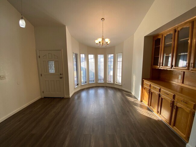 Building Photo - NW Visalia home available now!