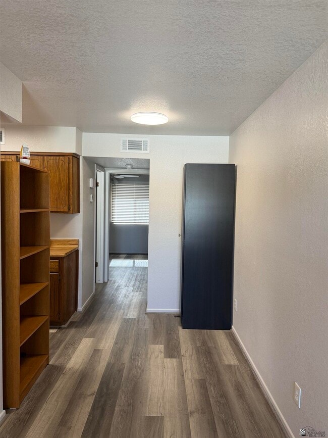 Building Photo - 1138 S Pagent Ave