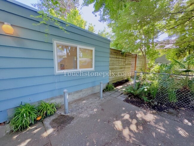 Building Photo - 2025-AZIMUTH1