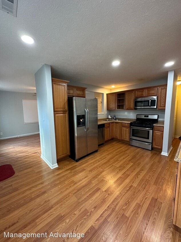 3 br, 1.5 bath House 80 Vicksburg Lane House Rental in West