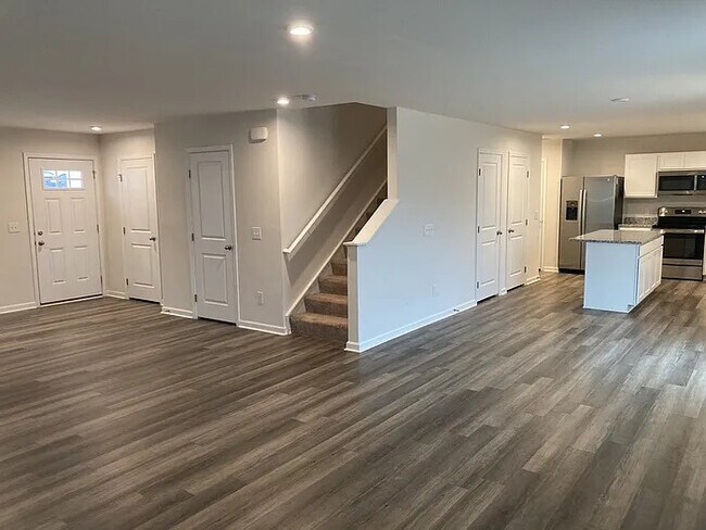 Building Photo - 5 Bedroom 2.5 bathroom