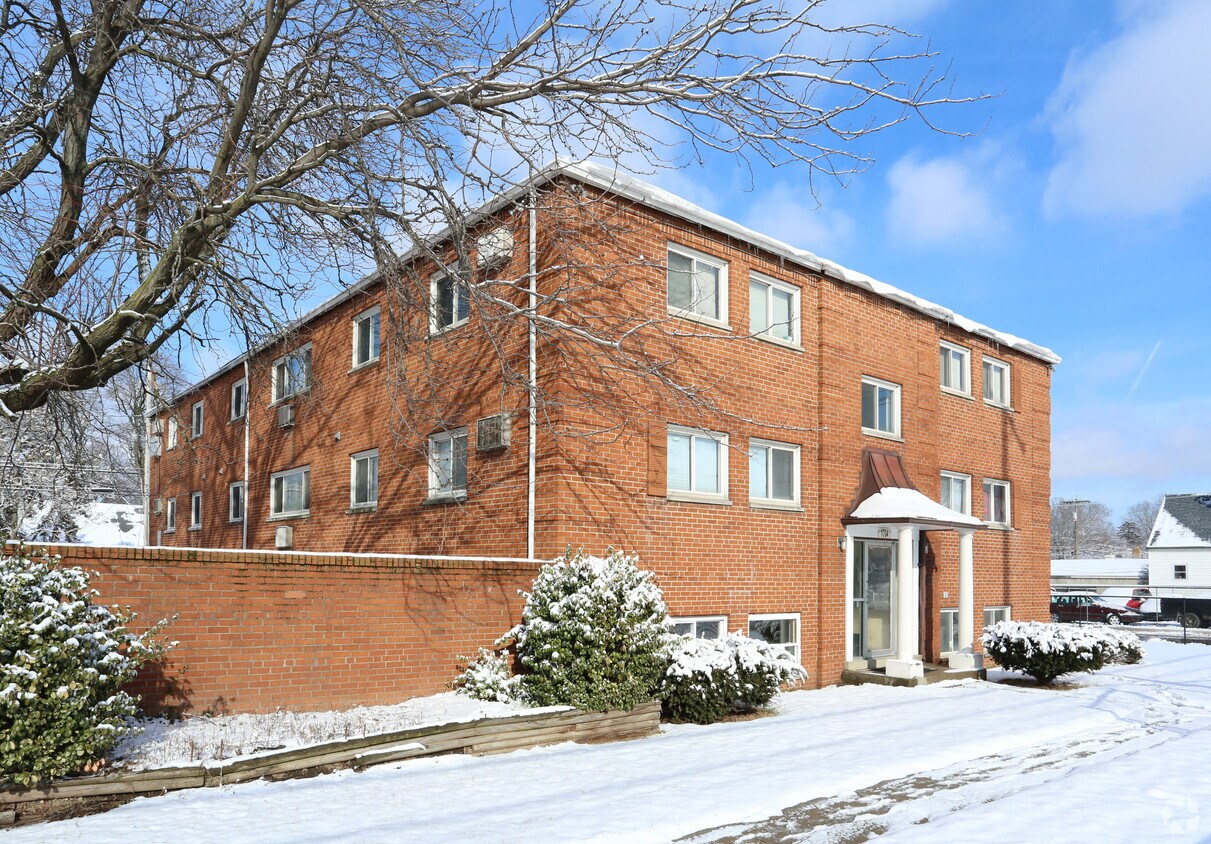 Livingston Manor Apartments in Columbus, OH