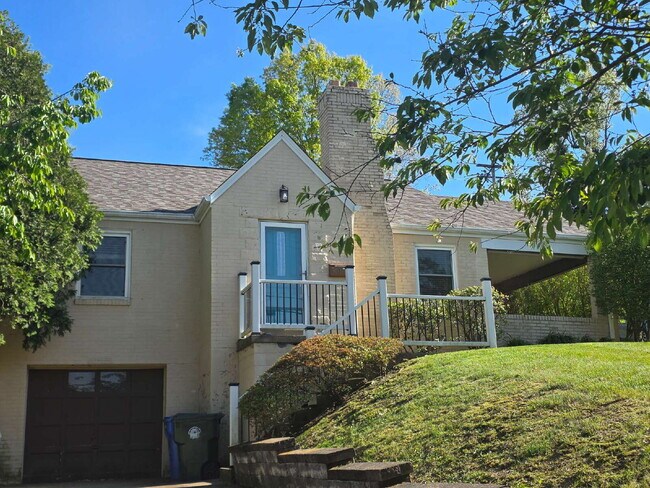 Building Photo - 300 Maxwell Dr